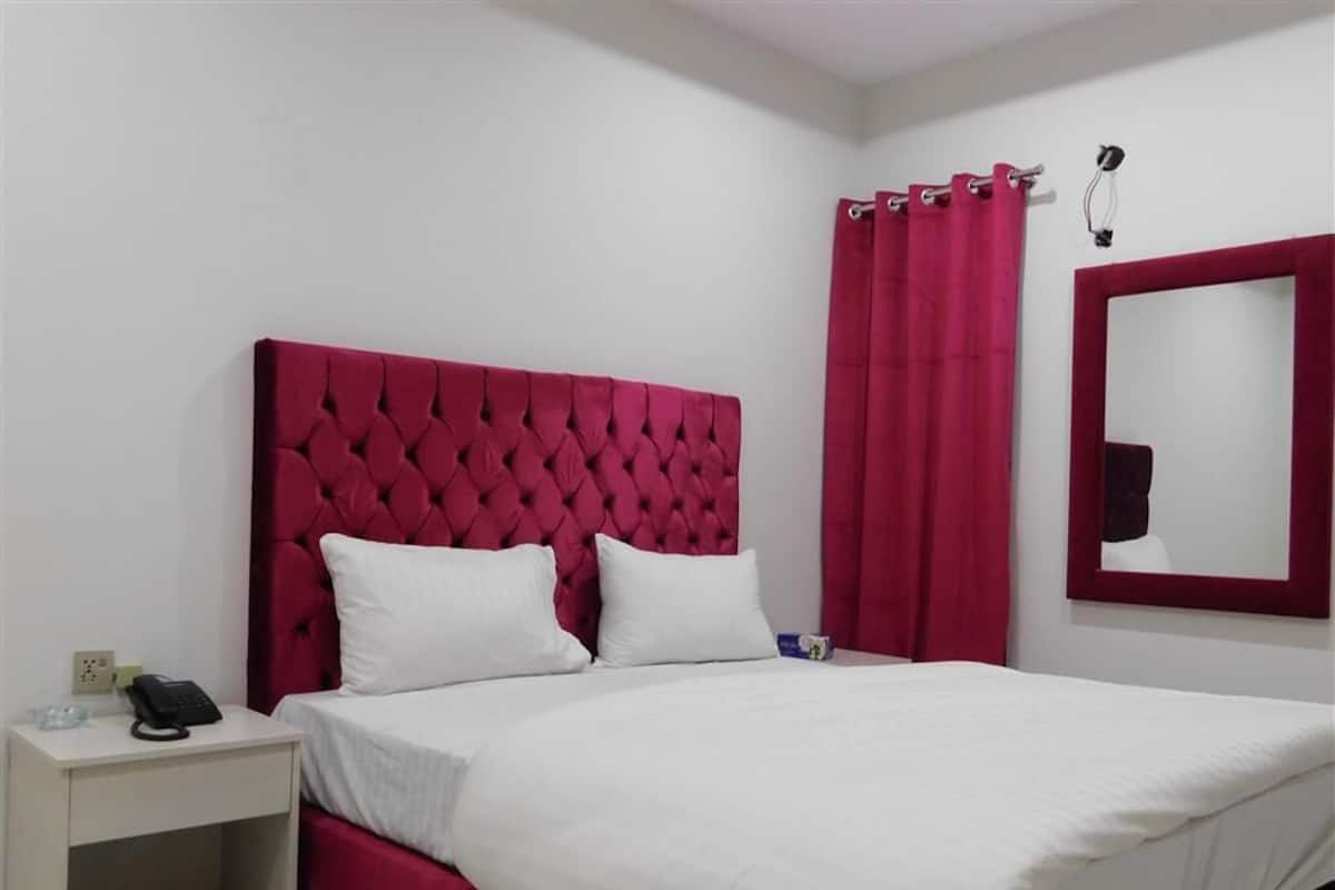 Deluxe Room | Iron/ironing board