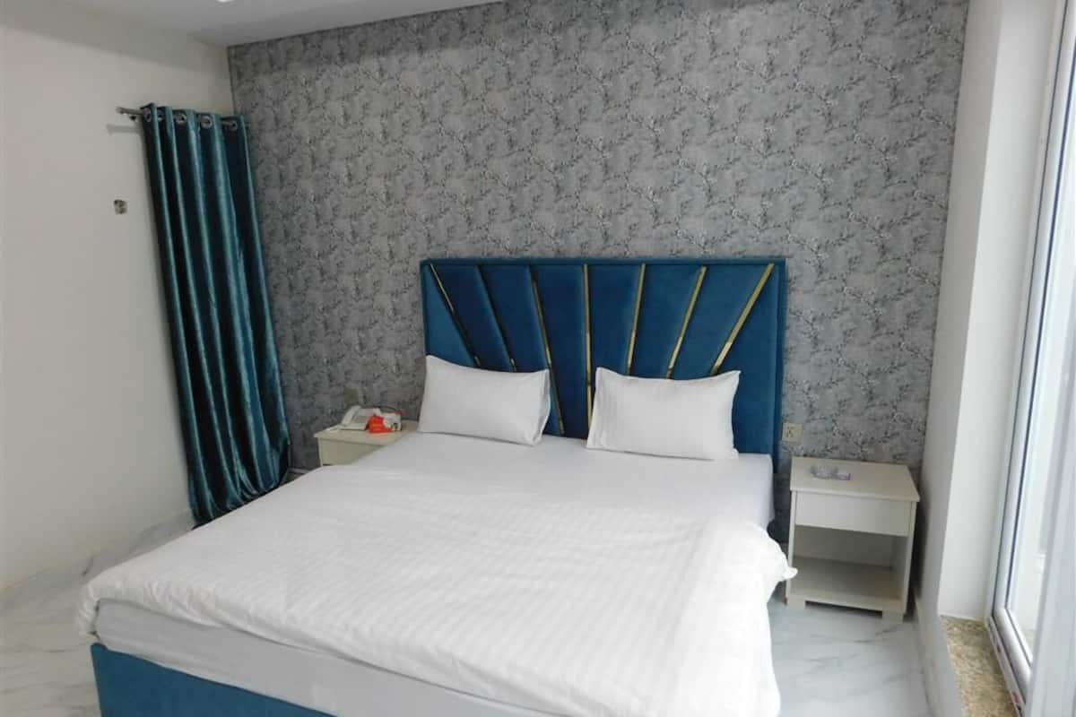 Executive Room | Iron/ironing board