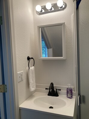 Douche, serviettes fournies, savon, shampoing