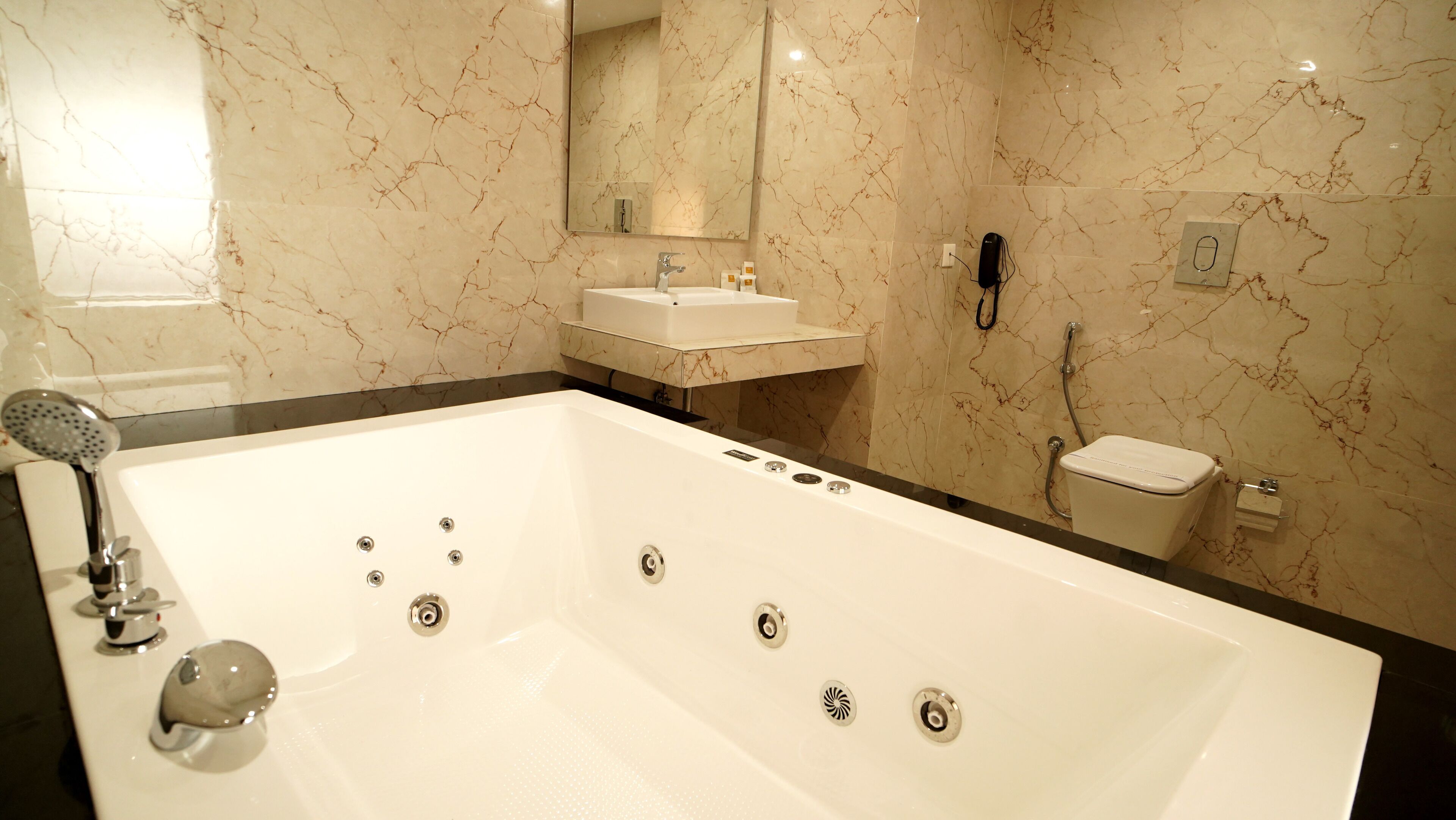 Un bagno con una vasca da bagno ampia, un lavandino, un water e una doccia.