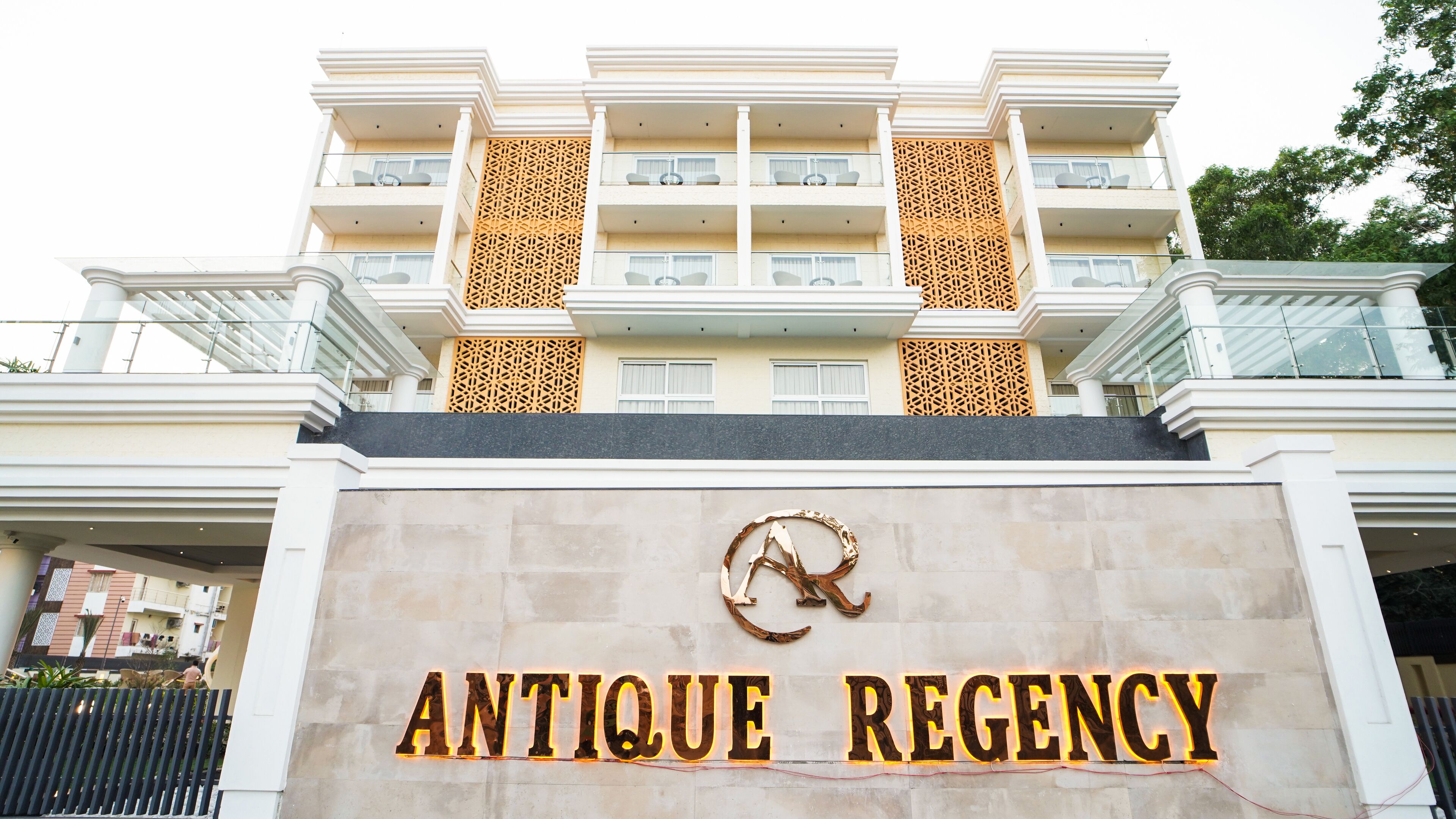 Un bâtiment sur lequel on peut lire l’inscription : « ANTIQUARIAT STYLE RÉGENCE ».