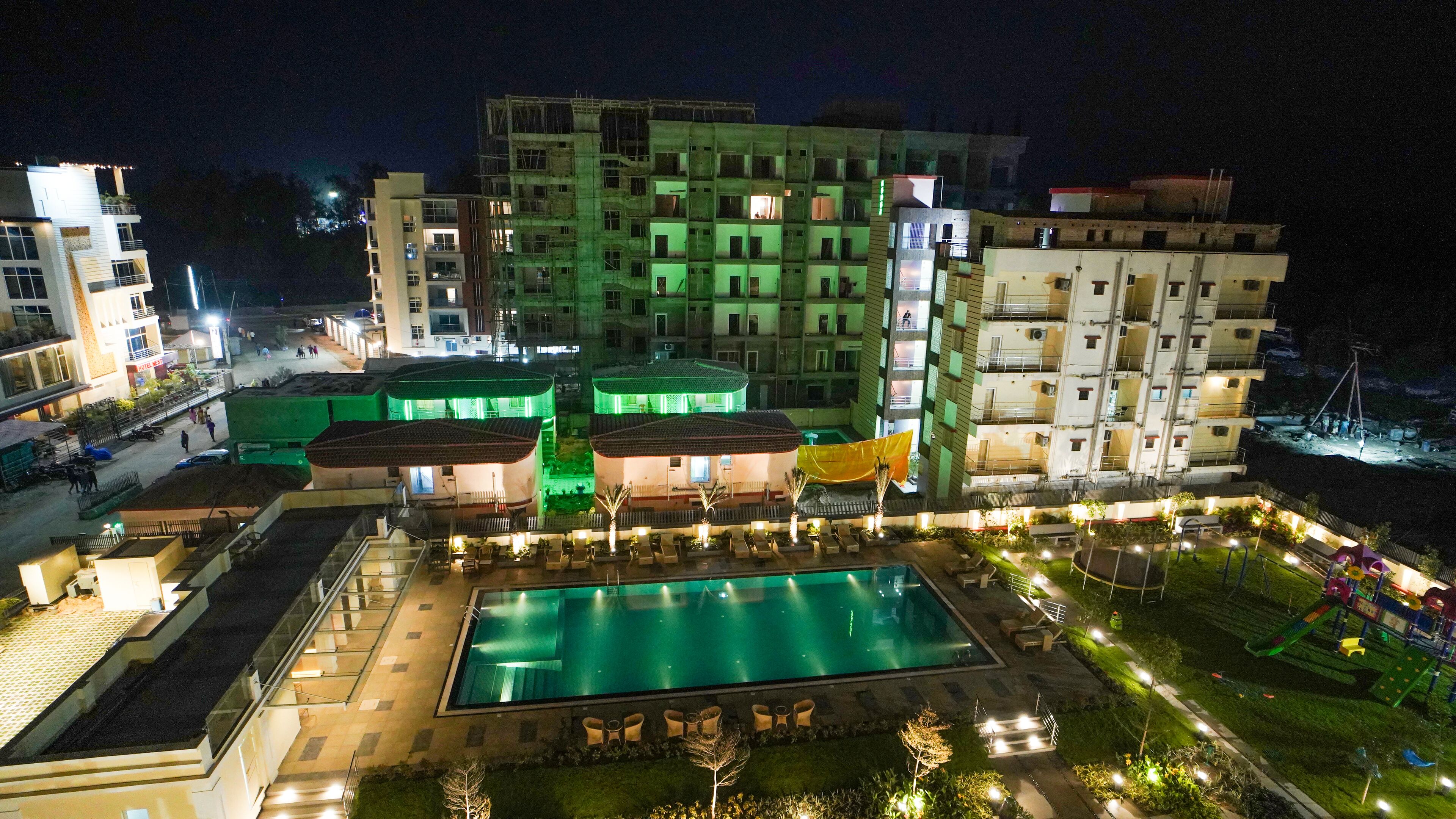 Un hôtel doté d’une piscine, d’un espace extérieur aménagé et d’une cour bien éclairée.
