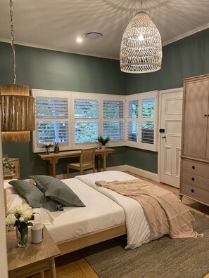 6 slaapkamers, een bureau, een strijkplank/strijkijzer, gratis wifi