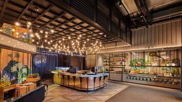 Se ofrece un desayuno bufé (855 THB por persona)