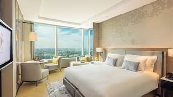 Premium Deluxe with Lounge Access | Minibar, in-room safe, desk, blackout drapes