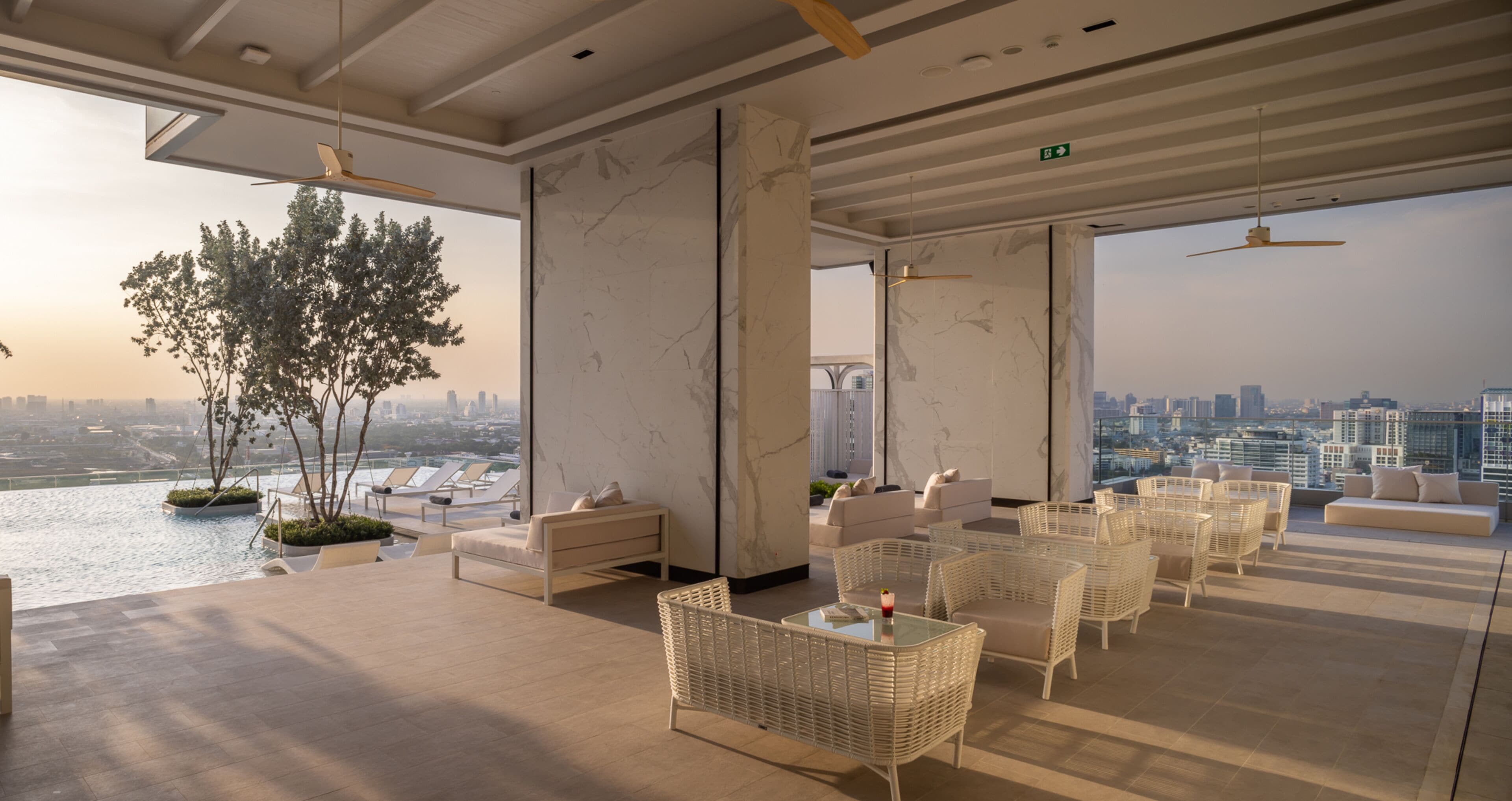 2 สระว่ายน้ำกลางแจ้ง