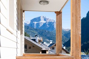 A wooden-framed window with a view of snow-capped mountains and a clear sky. - New apartment with panoramic view (Campestrin)