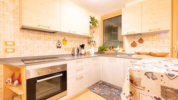 Fridge, oven, dishwasher