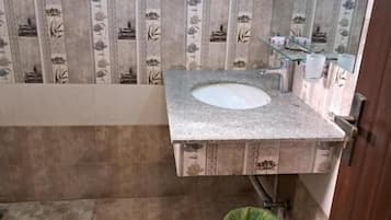 Deluxe Double Room | Bathroom