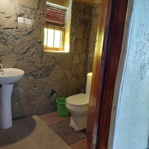Quarto casal | Banheiro | Chuveiro, chuveiro com efeito de chuva, produtos de toalete grátis 