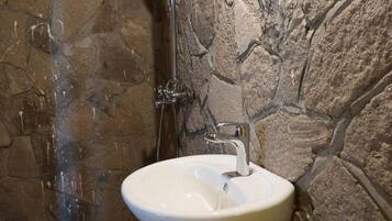 Shower, rainfall showerhead, free toiletries, towels