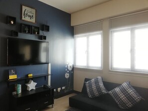 TV - Cool and Cozy studio unit in Makati (Makati)