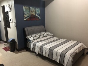 1 bedroom, WiFi, bed sheets - Cool and Cozy studio unit in Makati (Makati)