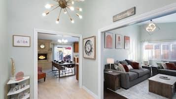 Smart TV, chimenea, videojuegos y libros