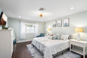 3 Schlafzimmer, Schreibtisch, Bügeleisen/Bügelbrett, Reisekinderbett