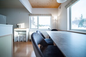 Apartemen Basic | Area keluarga | TV layar datar