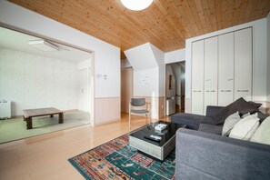 Apartamento básico | Área de estar | TV de tela plana