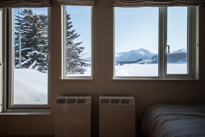 Apartamento básico | 3 quartos, escrivaninha, cortinas blackout