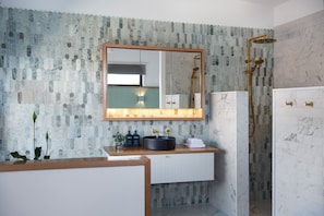 Haartrockner, Seife, Shampoo, Toilettenpapier