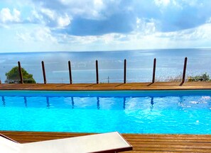 Una piscina al aire libre, una piscina climatizada