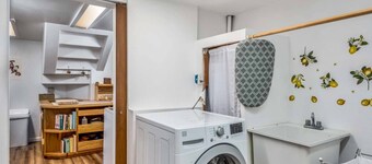 New Listing! Adorable remodeled cottage, hot tub, gas grill, walk to restaurants and shopping