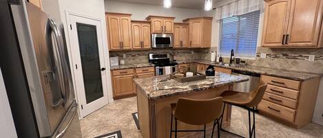 Frigorífico, microondas, horno y placa de cocina