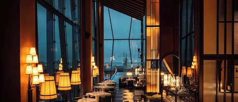 2 restaurants, breakfast served