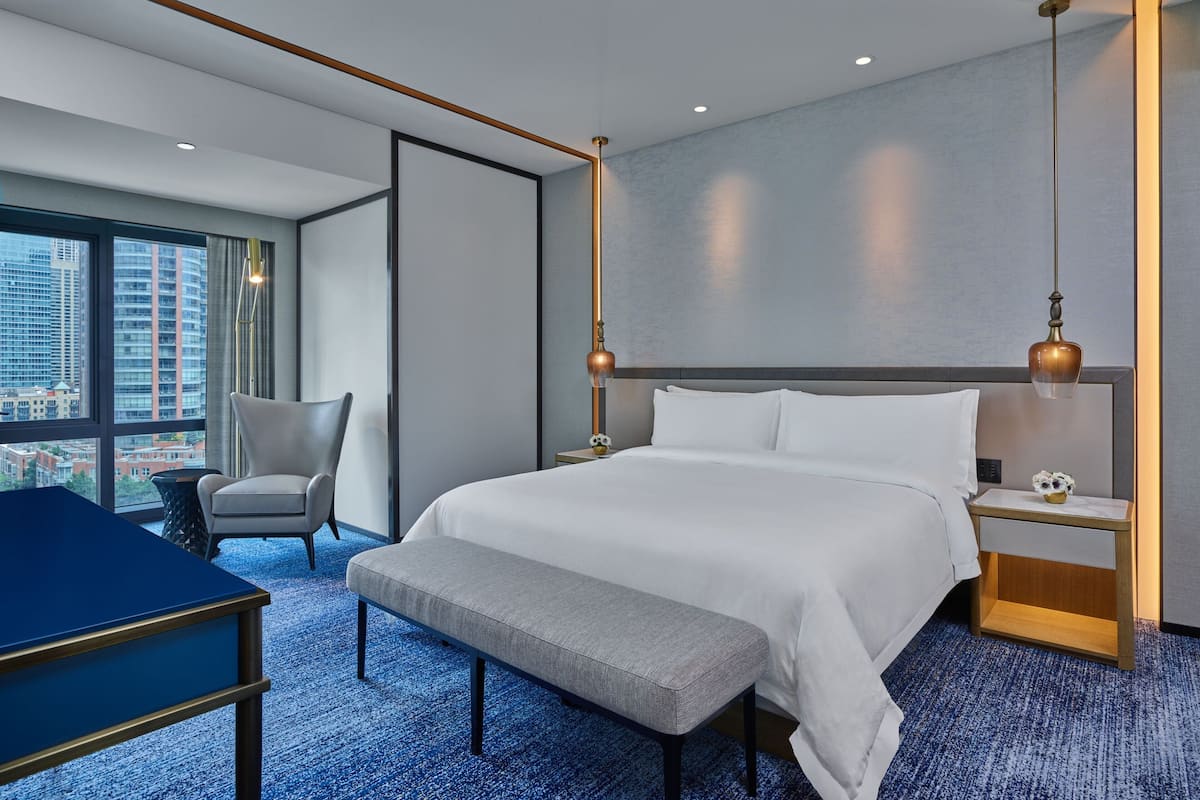 St. Regis Suite | 高級寝具、羽毛の掛け布団、ピロートップベッド、ミニバー