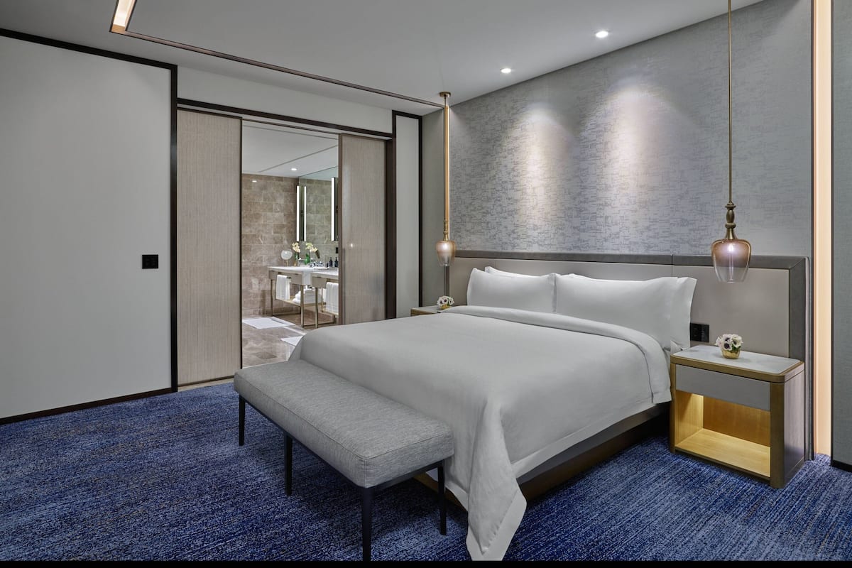 John Jacob Astor Suite | 高級寝具、羽毛の掛け布団、ピロートップベッド、ミニバー