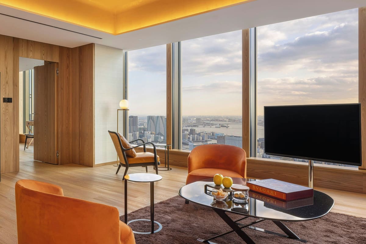 Suíte luxo, 1 quarto, para não fumantes | Sala de estar | TV de tela plana 55 polegadas com canais via satélite, TV