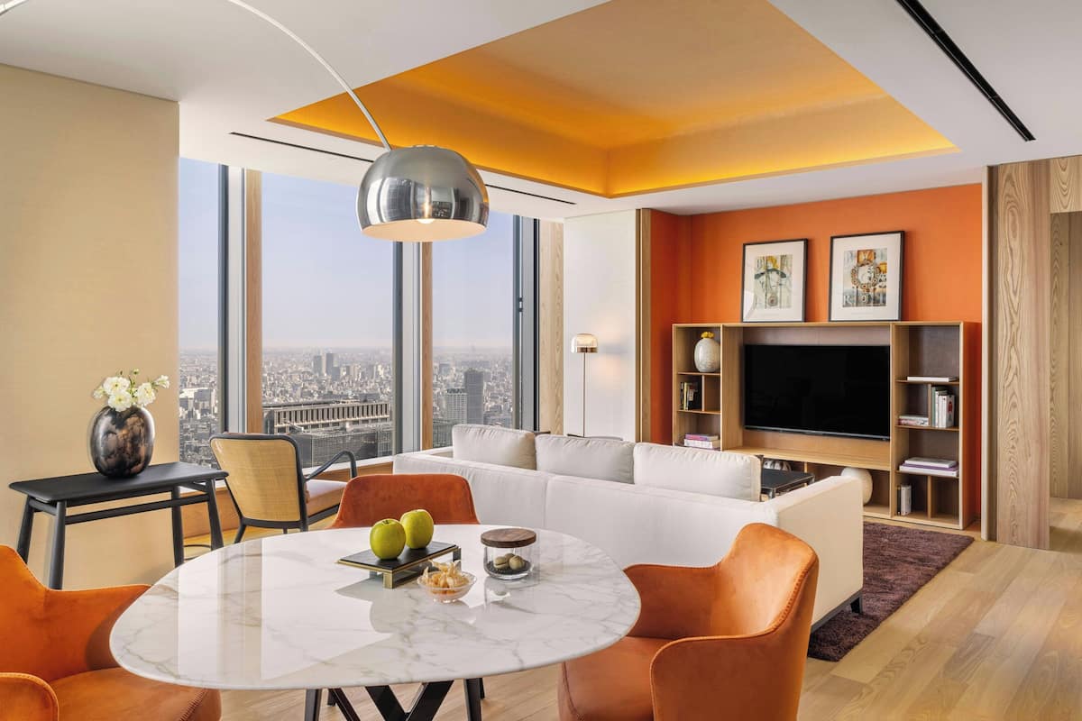 Suíte superior, 1 quarto, para não fumantes | Sala de estar | TV de tela plana 55 polegadas com canais via satélite, TV