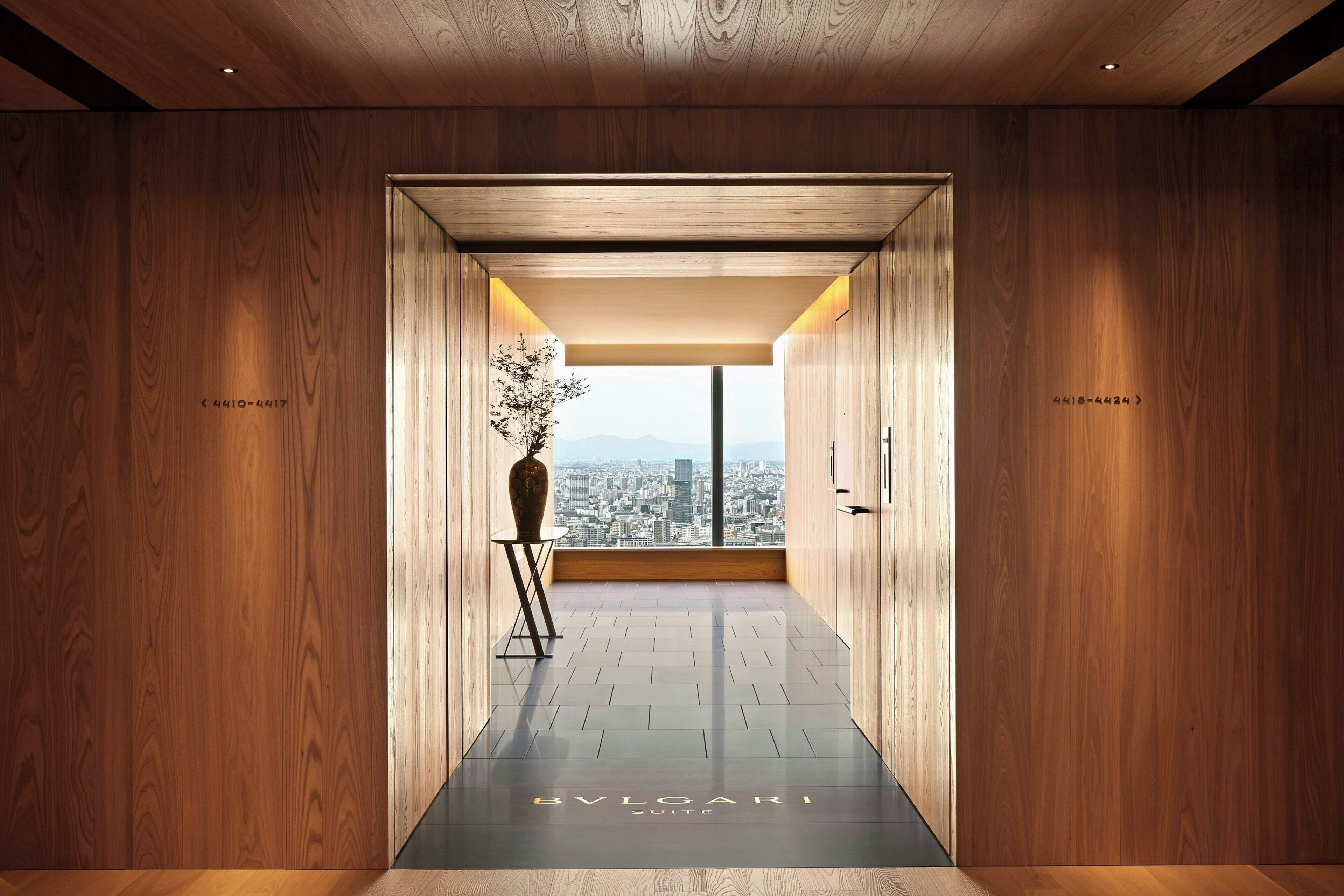 Minibar, desk, soundproofing, cribs (free)