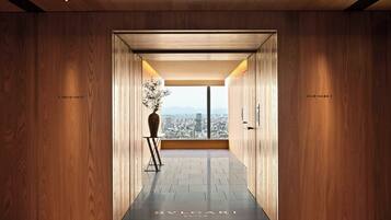 Minibar, desk, soundproofing, cribs (free)