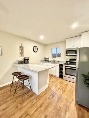 Refrigerador, microondas, horno y cafetera y tetera 