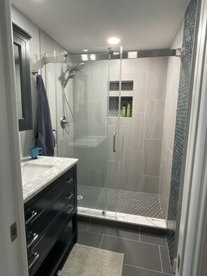 Dusche, Haartrockner, Handtücher, Seife