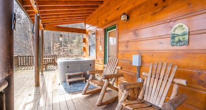 Moonshine Ridge Cabin with Hot Tub and Fire Pit