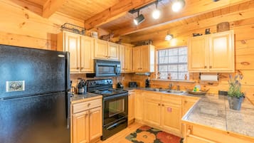 Family Cabin, 2 Bedrooms, Hot Tub, City View | Private kitchen | Fridge, microwave, oven, stovetop