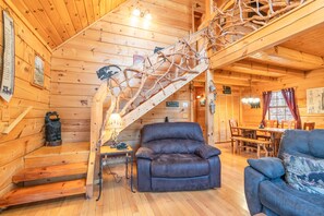 Family Cabin, 2 Bedrooms, Hot Tub, City View | Living room