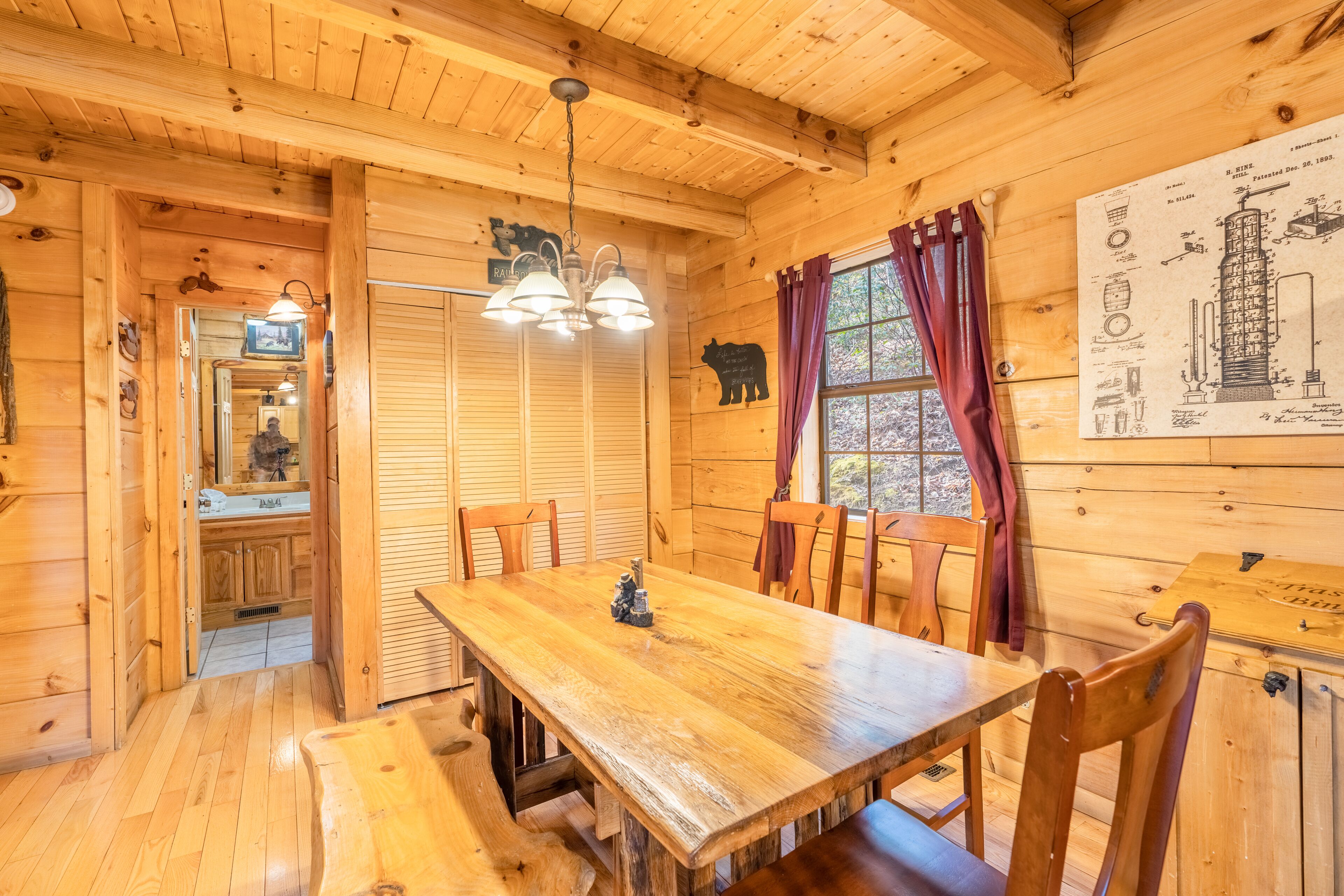 Family Cabin, 2 Bedrooms, Hot Tub, City View | In-room dining