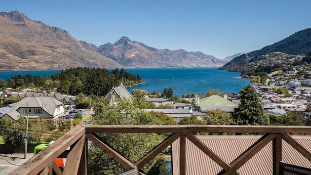 A coastal town with a view of a lake and mountains. - Stunning Views with a Fantastic Location! (Queenstown)