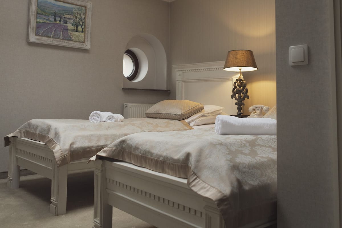 Twin kamer | Een bureau, een strijkplank/strijkijzer, gratis wifi, beddengoed