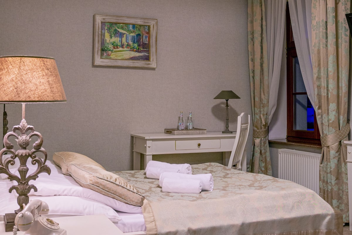 Kamer | Een bureau, een strijkplank/strijkijzer, gratis wifi, beddengoed