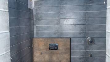 Deluxe Room | Bathroom