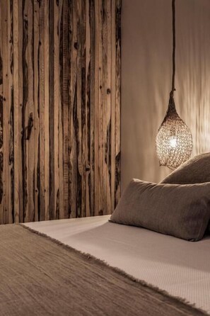 Premium bedding, in-room safe, laptop workspace, blackout drapes