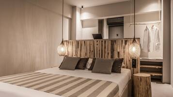 Premium bedding, in-room safe, laptop workspace, blackout drapes