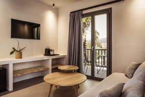 Superior-Suite | Wohnbereich | 42-Zoll-Flachbildfernseher mit Satellitenempfang, Fernseher