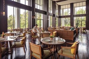 Free daily cooked-to-order breakfast