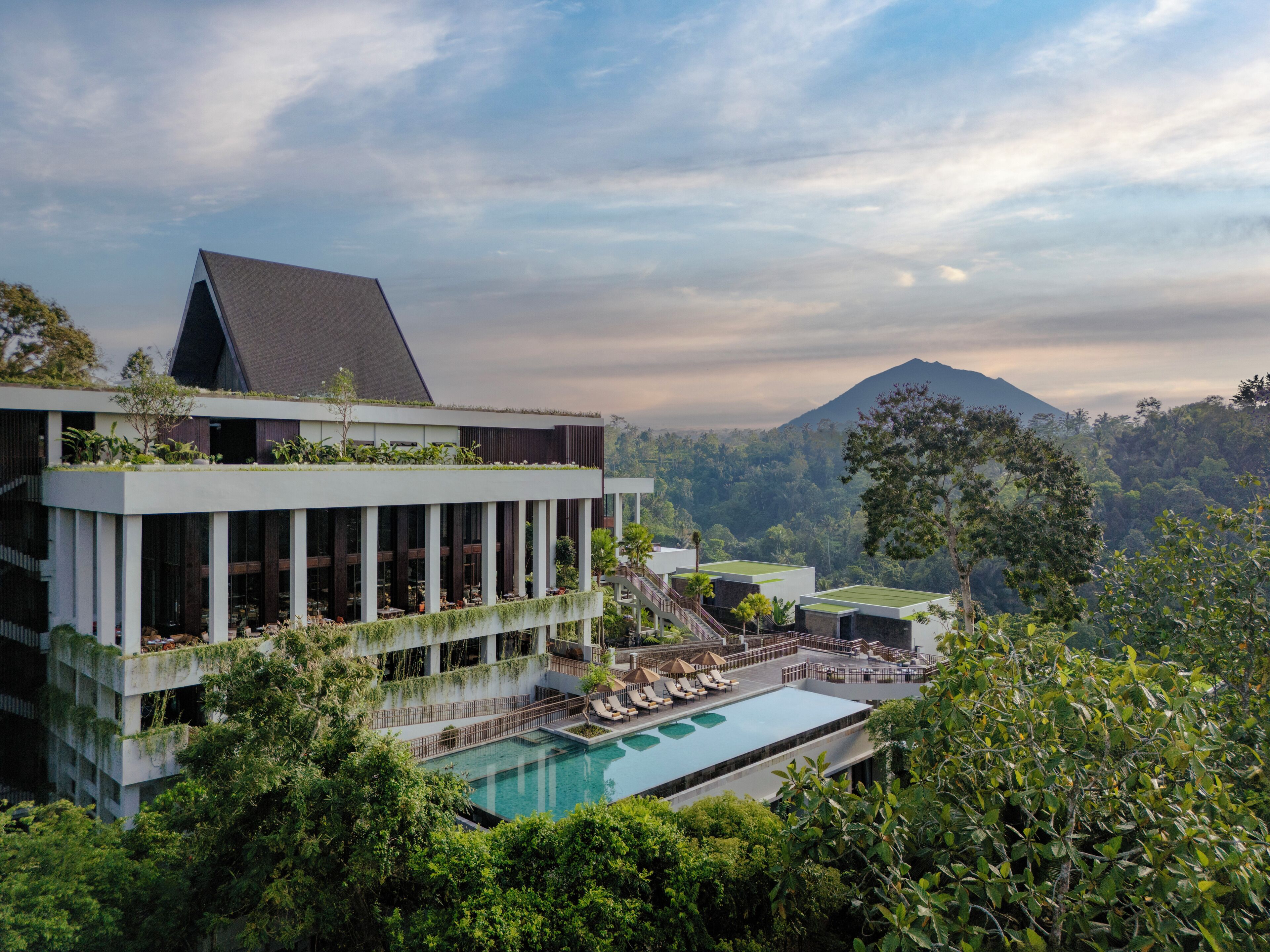 2 piscines extérieures, parasols de plage, chaises longues