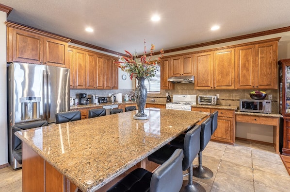 ثلاجة، ميكروويف، فرن، موقد طهي مسطح