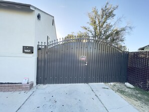 Property grounds - New 3 BR, Gated Parking, Sleep 8, Walk to BLVD (Lancaster)